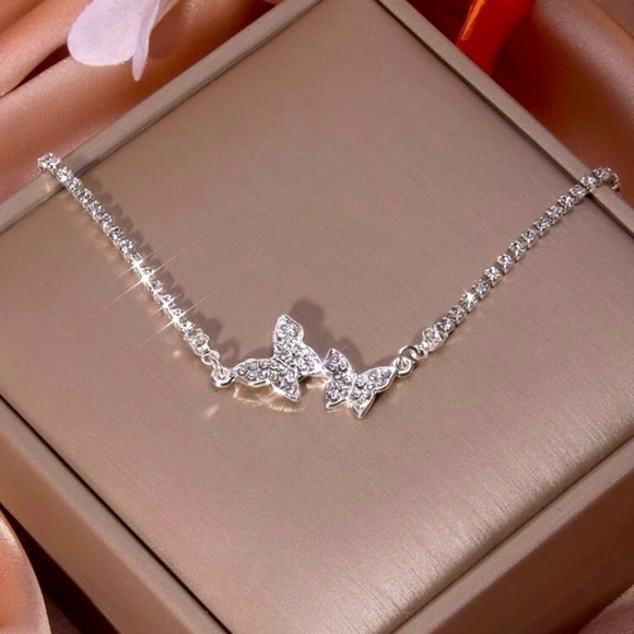 ✨ Butterflies 🦋 rhinestone bracelet ✨​​​ - Picture 3 of 6